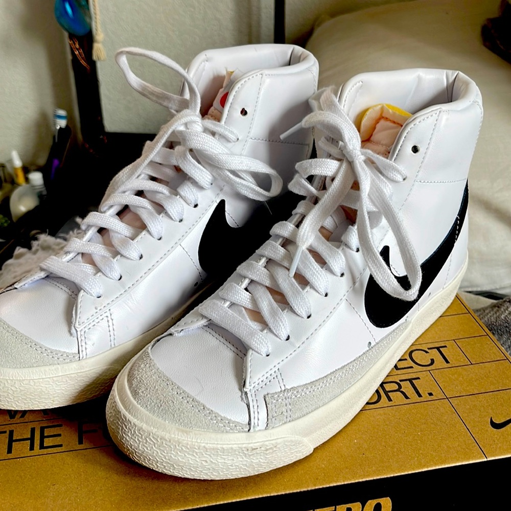 BRAND NEW NIKE court legacy